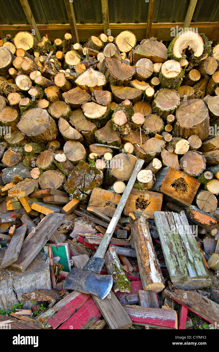 Stapel Brennholz mit Axt auf Oregon Ackerland hacken Stockfoto