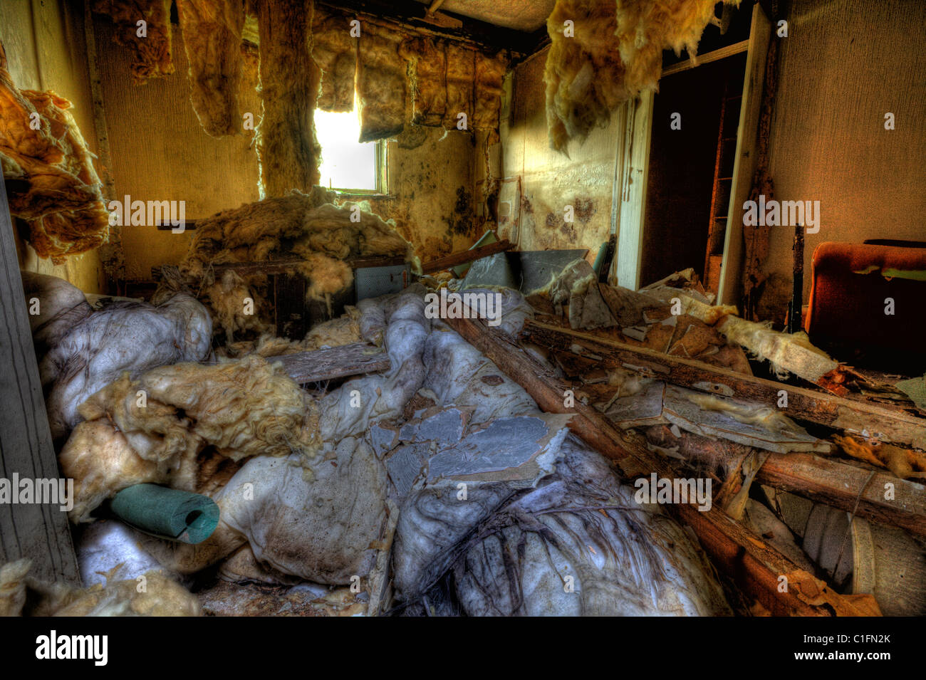 Verlassenen Droge Höhle, Obdachlose Slum, heruntergekommenen Umgebung verwüstet Stockfoto