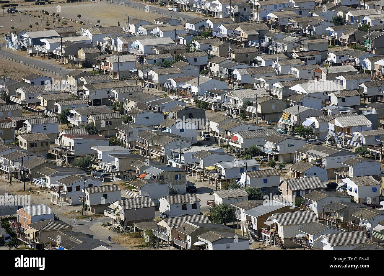 Frankreich, Aude, Dorf von Gruissan Plage besteht aus Häusern gebaut auf Pfählen (Luftbild) Stockfoto