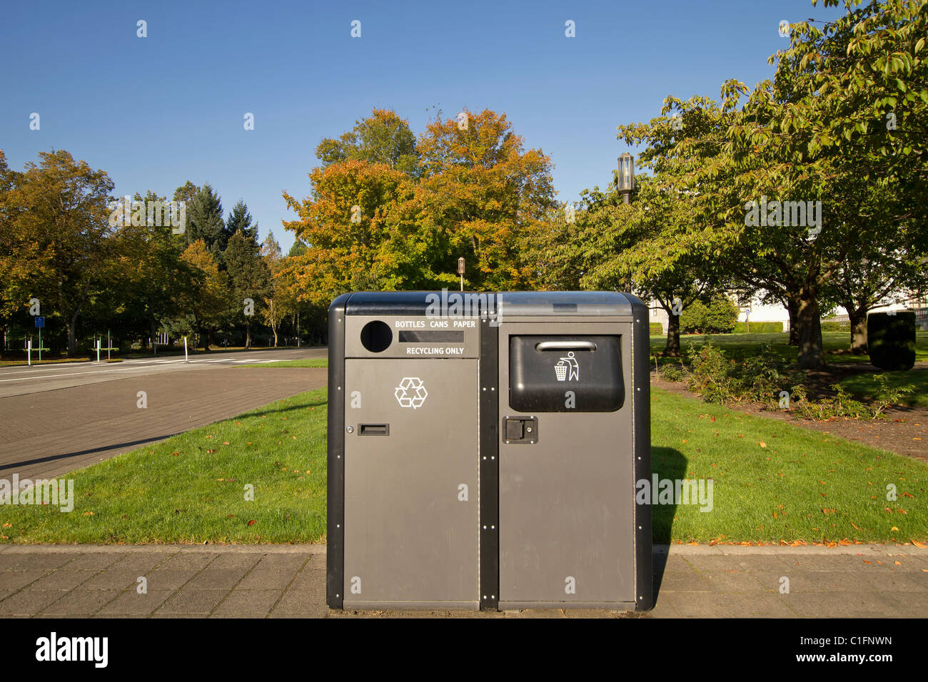 Öffentliche Parkanlagen Recycling und Mülltonnen in der Innenstadt von Stockfoto