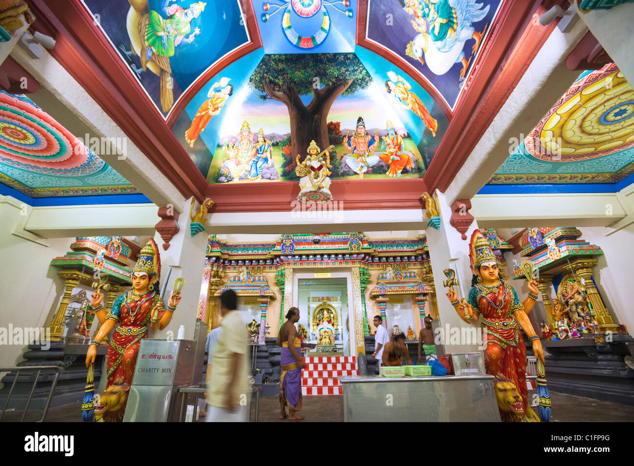 Farbenfrohe Schrein in den Sri Mariamman Hindu-Tempel.  Chinatown, Singapur Stockfoto