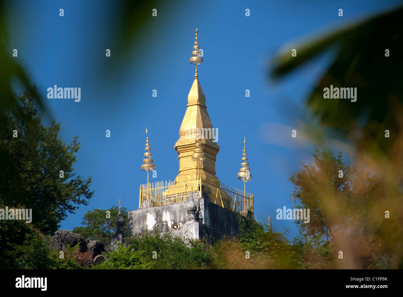 Die vergoldeten Stupa am oberen Rand der Phou Si Hill Stockfoto