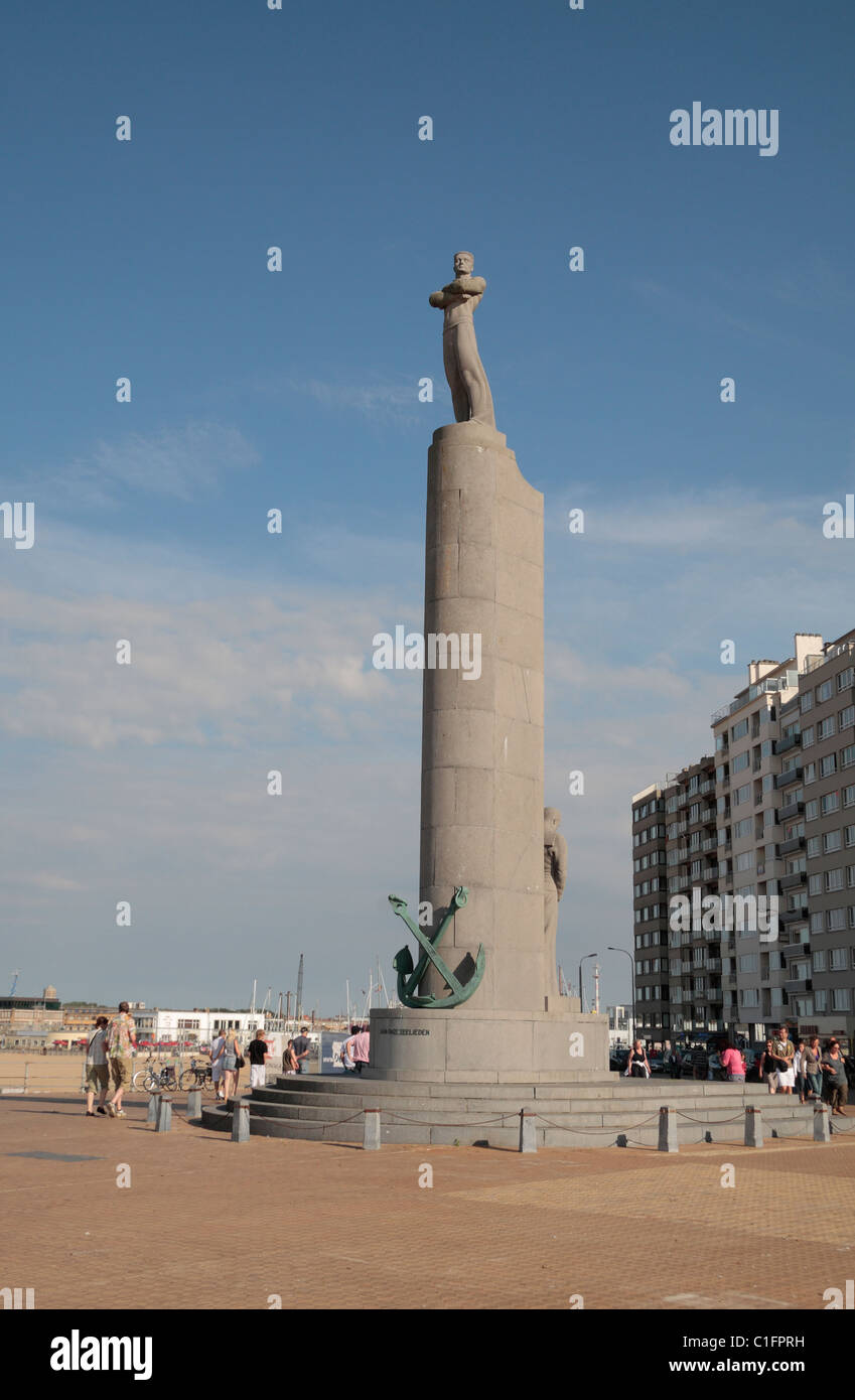 Die Zeeliedenmonument ("Sailors Monument") auf der Promenade oberhalb der Hauptstrand in Ostende, Belgien. Aug 2010 Stockfoto