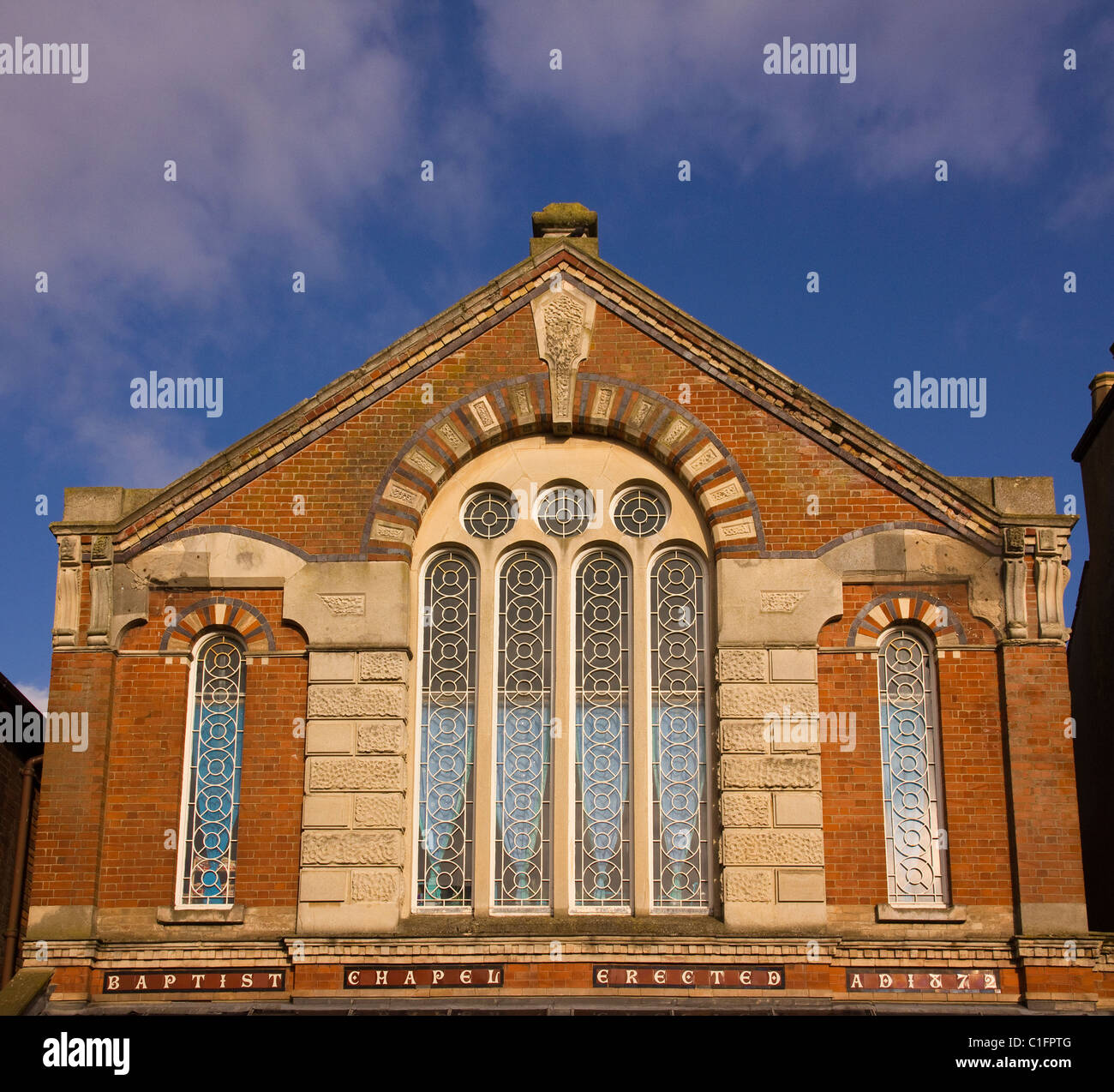 Reich verzierte Fenster und Mauerwerk der Täufer Kapelle, Nottingham Straße, Melton Mowbray, Leicestershire, UK Stockfoto