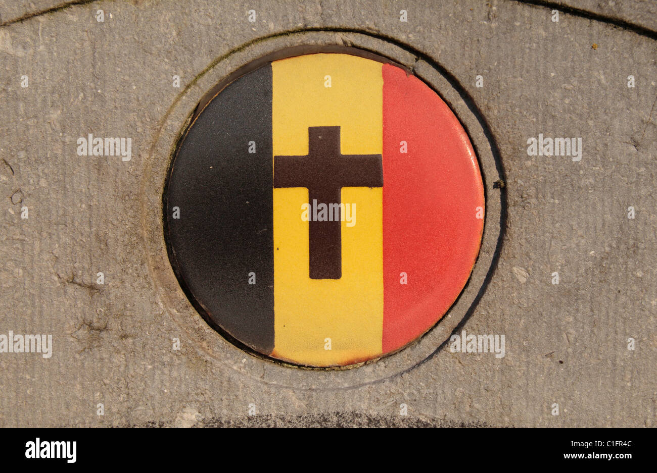 Nahaufnahme von der belgischen Flagge & Kreuz gezeigt auf allen belgischen Grabsteine auf dem belgischen Militär Friedhof in Houltholst, Belgien Stockfoto