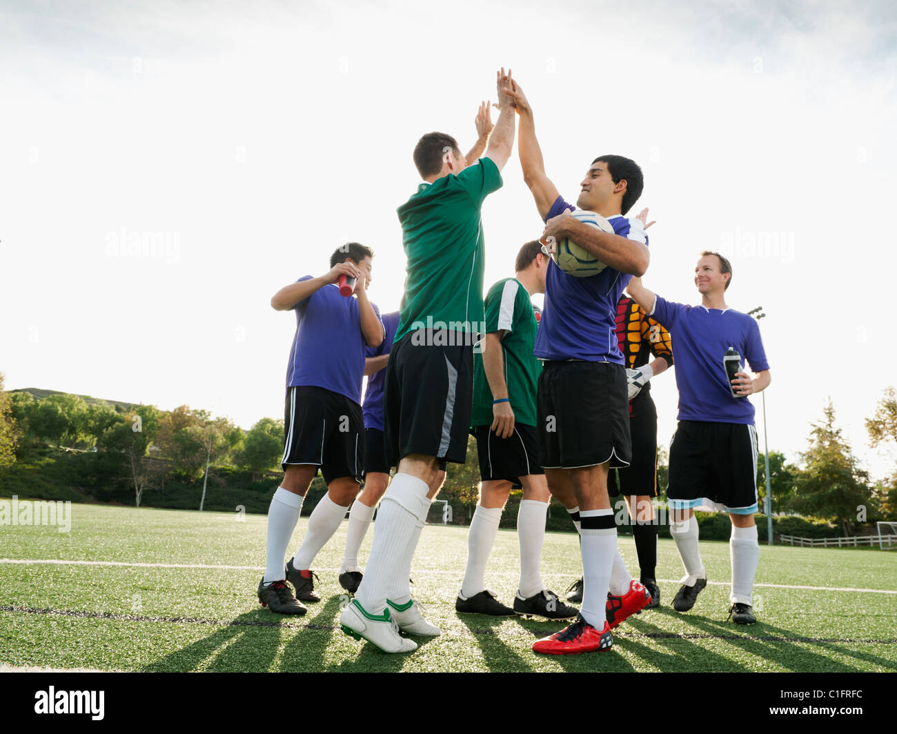 Fußball-Spieler anfeuern Fußballplatz Stockfoto