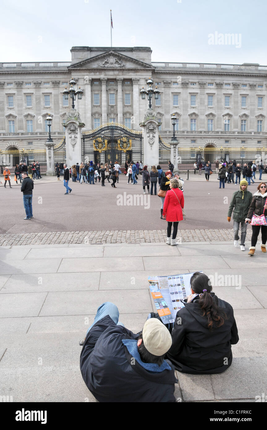 Buckingham Palace London Gardist Aufmerksamkeit traditionelle englische Kultur der Königin von England Pomp Zeremonie Stockfoto