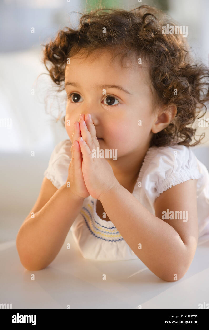 Gemischte Rassen Mädchen beten Stockfoto