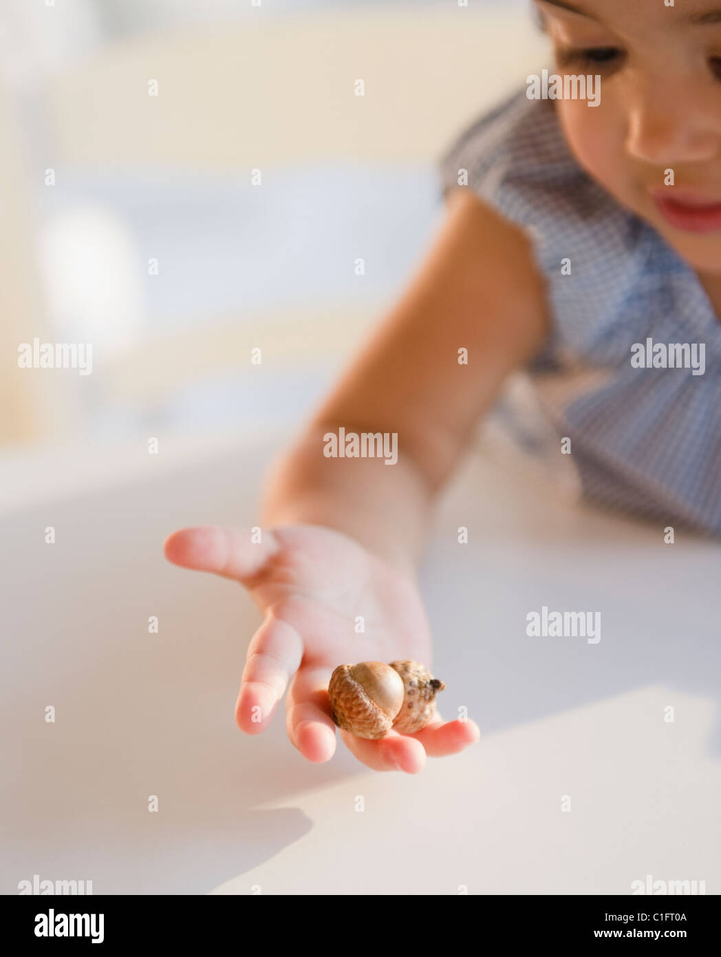 Gemischte Rassen Mädchen mit Eicheln Stockfoto