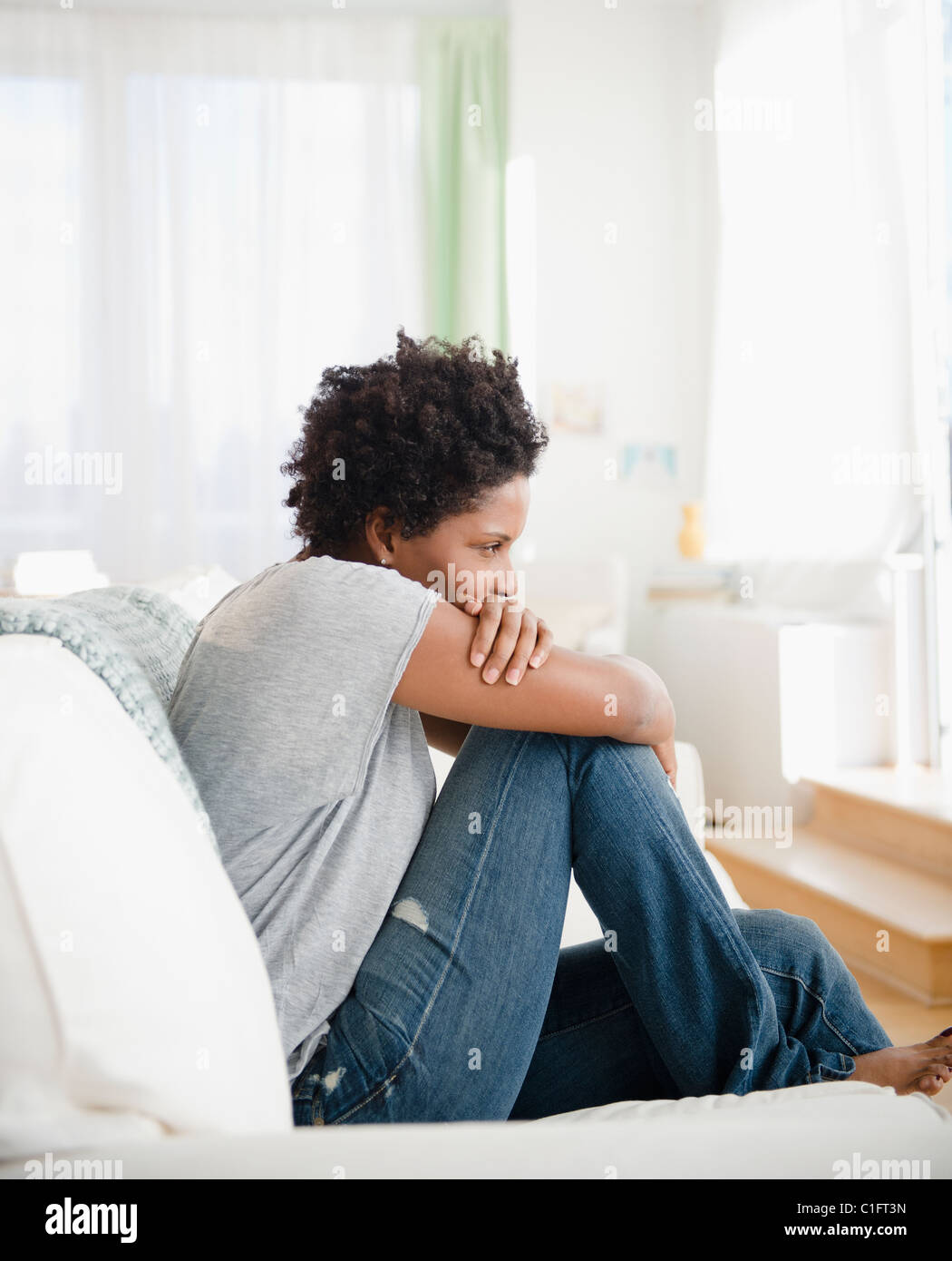 Schwere schwarze Frau auf sofa Stockfoto