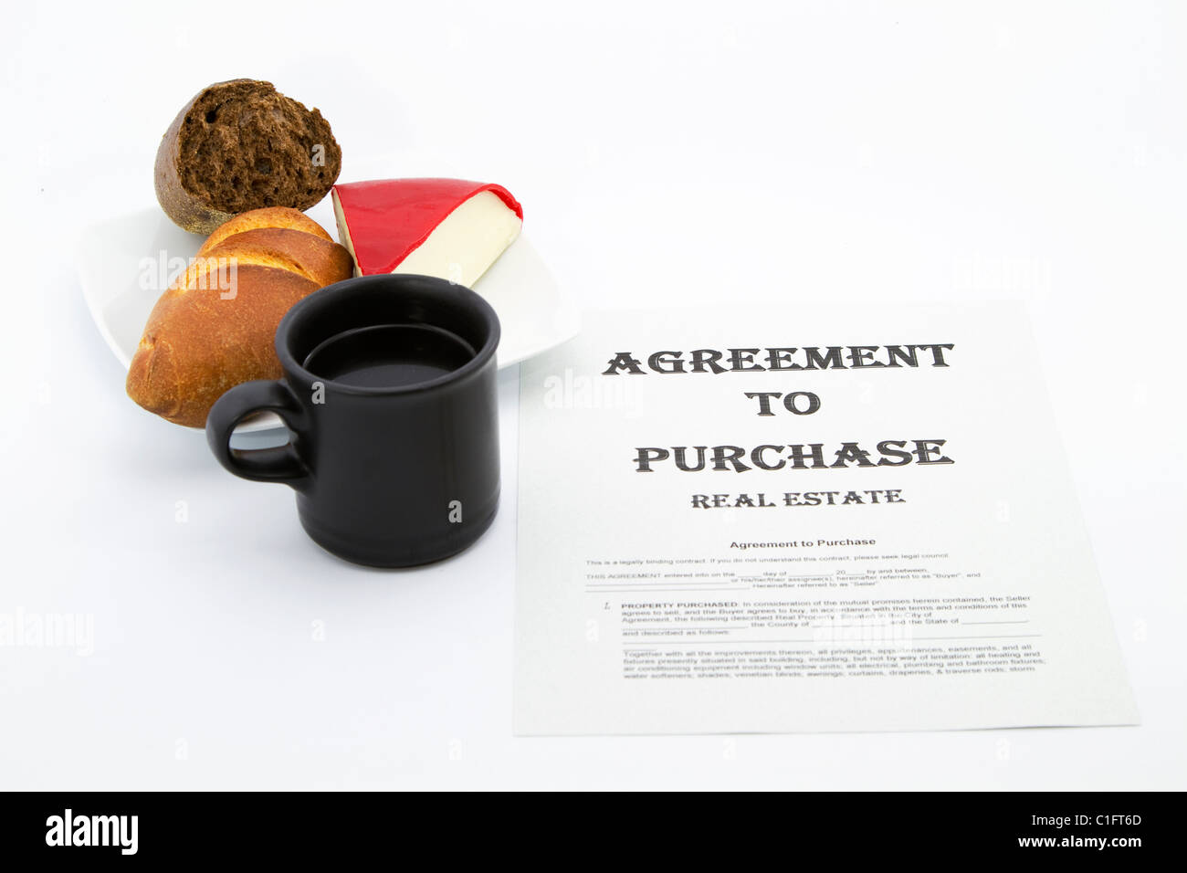 Vertrag für Immobilienkauf wird mit Kaffee, Käse und Brot gelegt, wie ein Leben Veranstaltung entschieden. Stockfoto