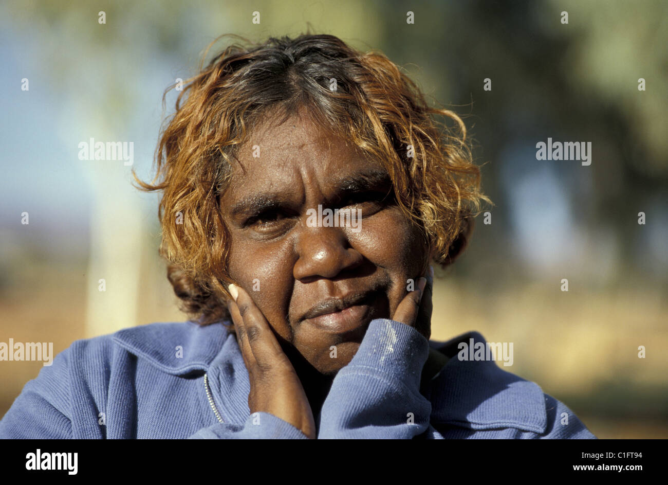 Porträt eines lächelnden Frau, Outback Aborigines Western Australia. Stockfoto