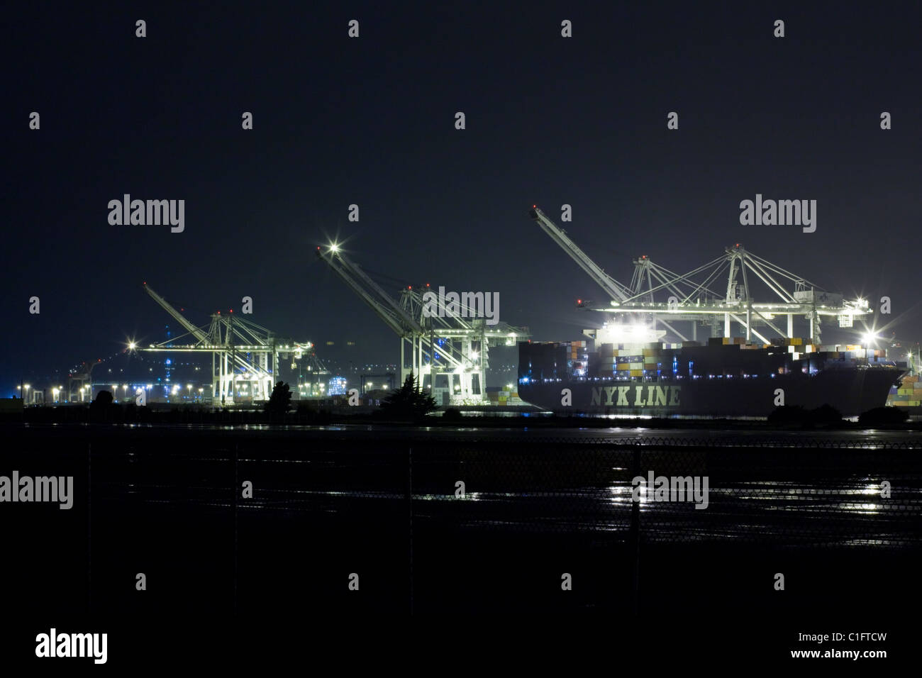 Containerkrane laden ein großes Schiff im Hafen von Oakland - Kalifornien-USA Stockfoto