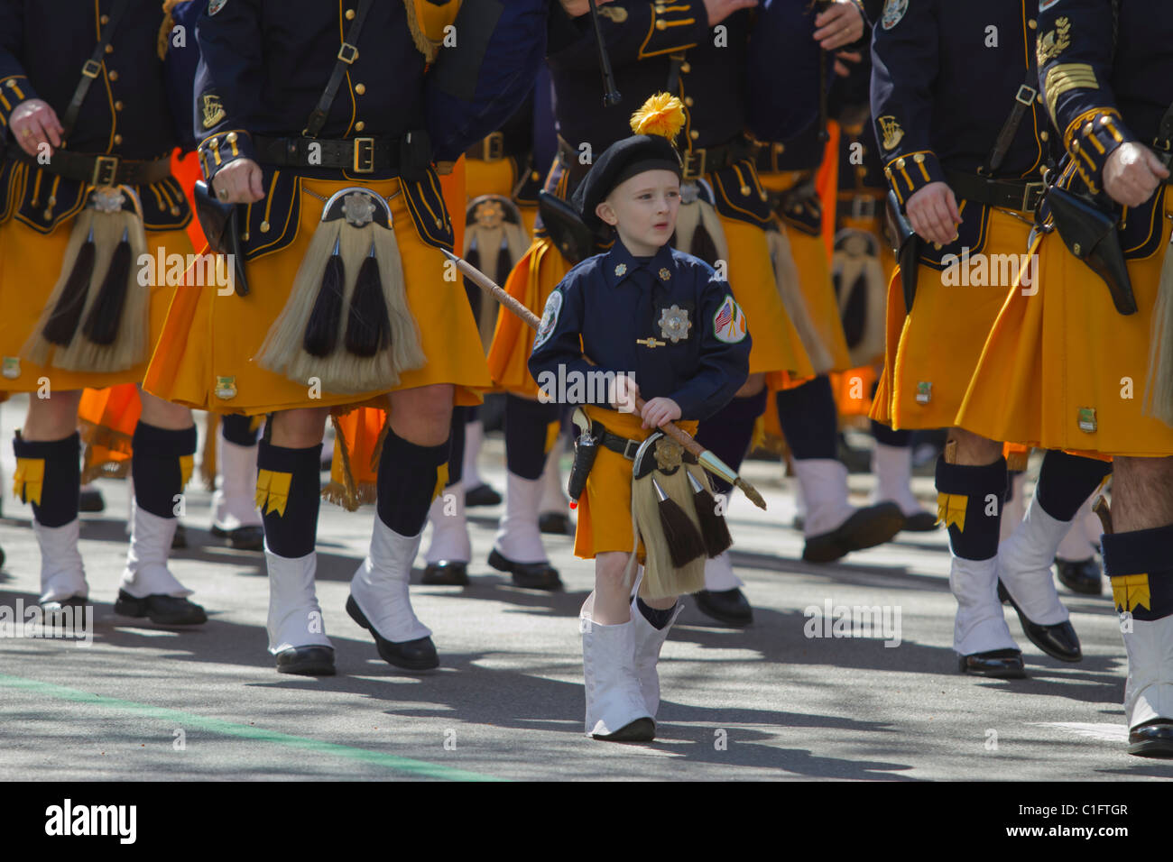 Jüngstes Mitglied der Westchester County Emerald Gesellschaft Pipe Band marschieren neben seinem Vater in der St. Patricks parade Stockfoto