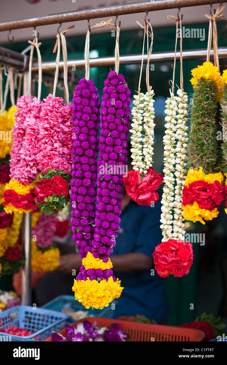 Blumengirlanden als Tempelopfern verwendet.  Little India, Singapur Stockfoto