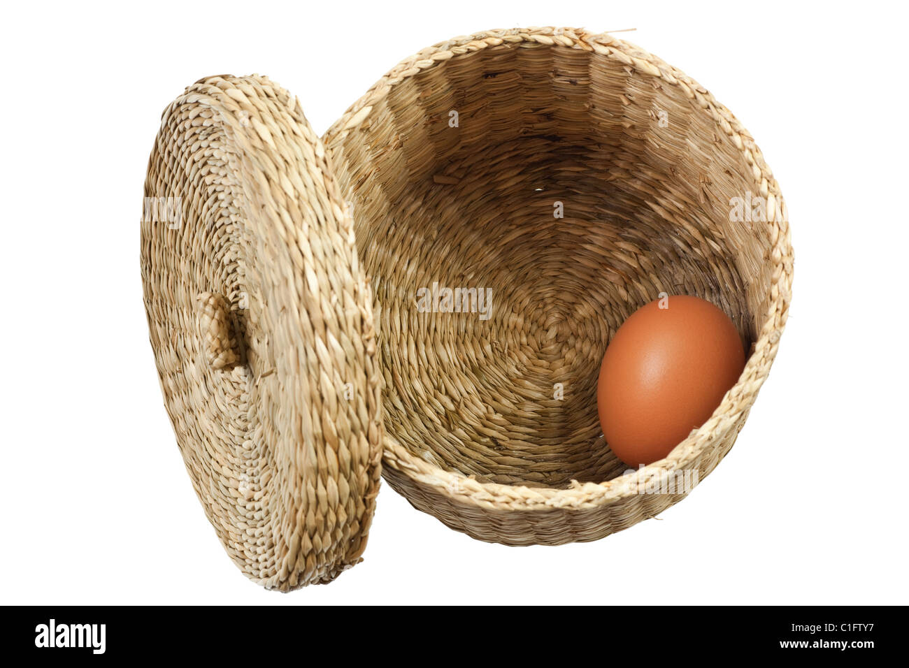 Ei in einem Korb isoliert auf weißem Hintergrund Stockfoto