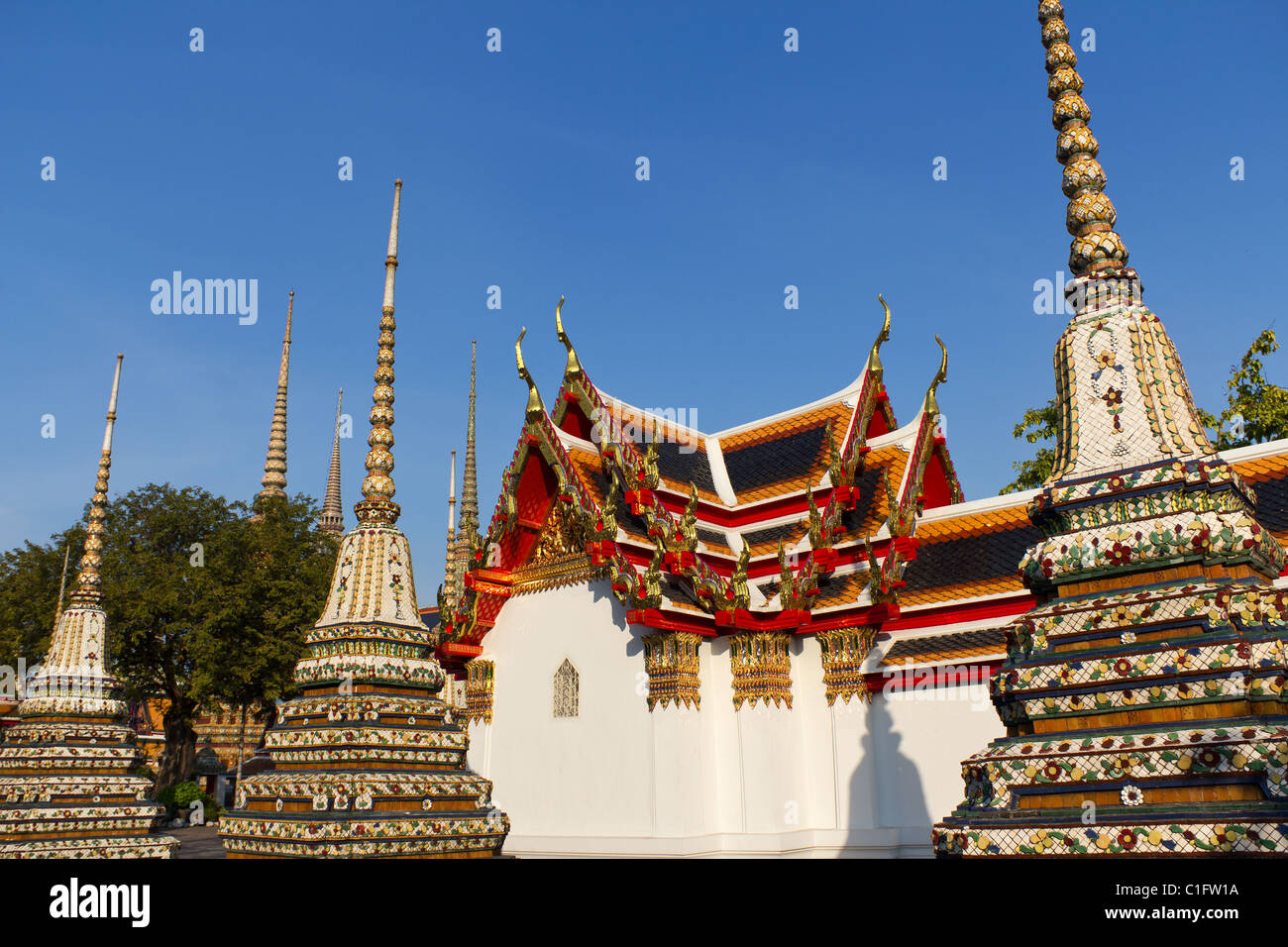 Stupas, die rund um eine Ordinationshalle in der Tempelanlage Wat Pho in Bangkok, Thailand, Südostasien Stockfoto