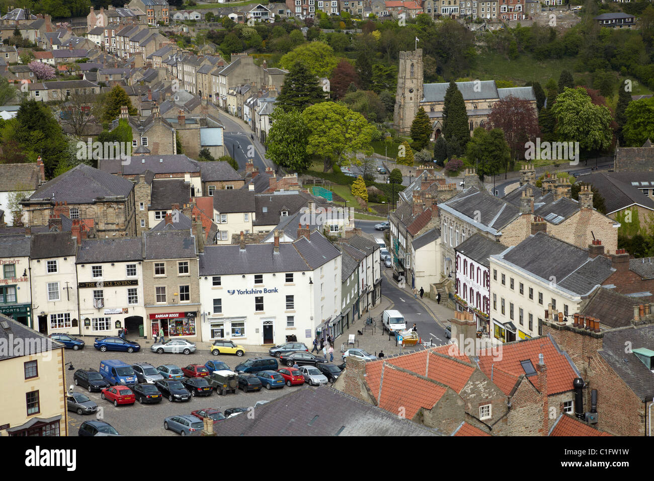 Markt Platz, Richmond (mittelalterlichen Marktstadt ca. 1071), gesehen aus Richmond Castle, North Yorkshire, England, Vereinigtes Königreich Stockfoto