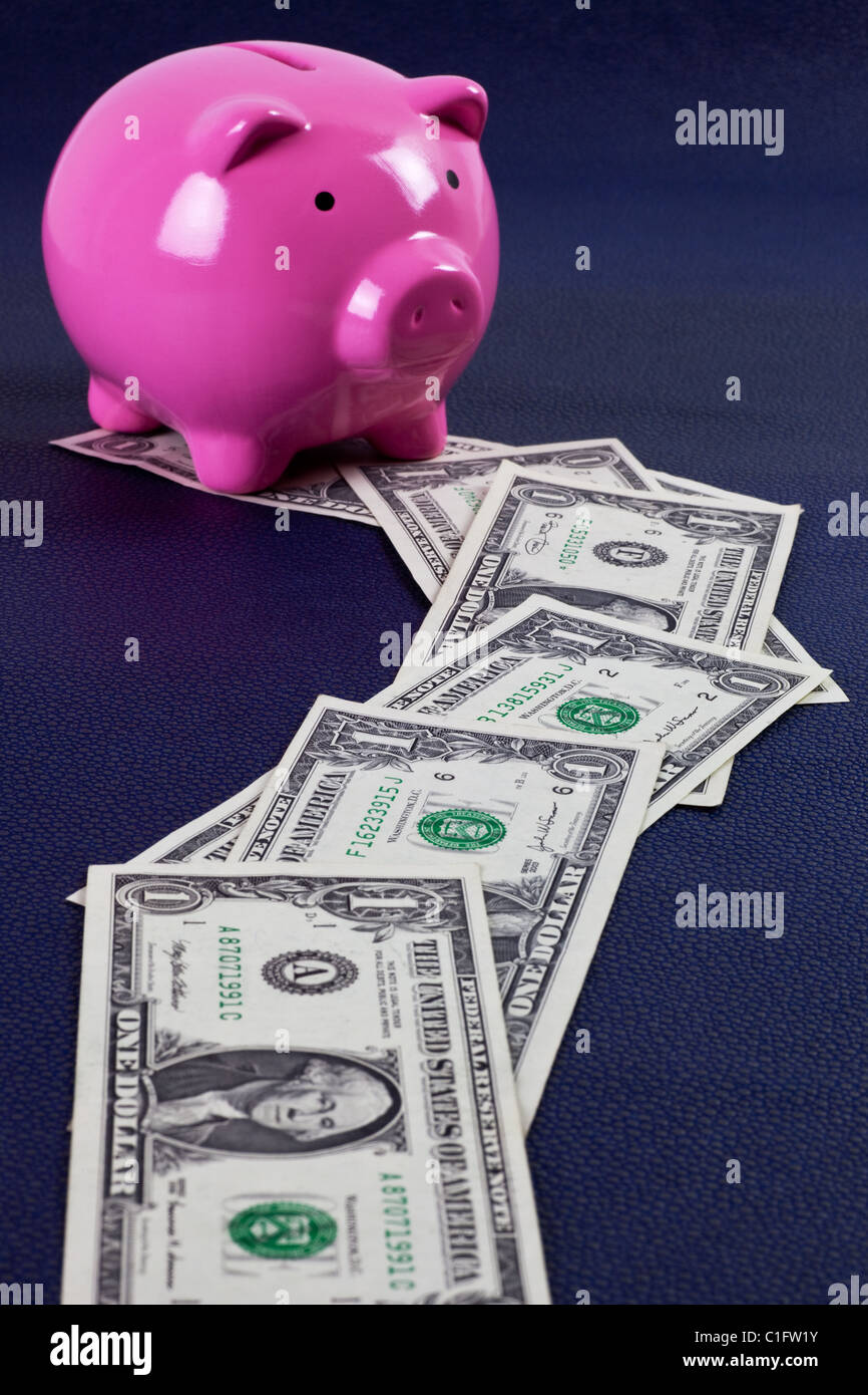 US-Dollar Geld-Trail führt zu einem rosa Sparschwein Stockfoto