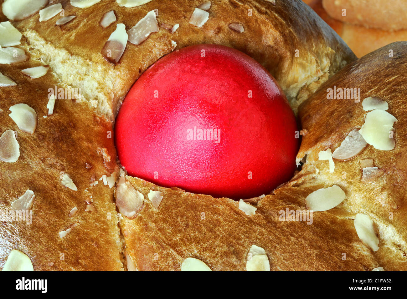 Licht-Brot mit Mandeln und rotes Ei traditionell am Ostersonntag gegessen. Griechenland, Europa, Mittelmeer. Stockfoto