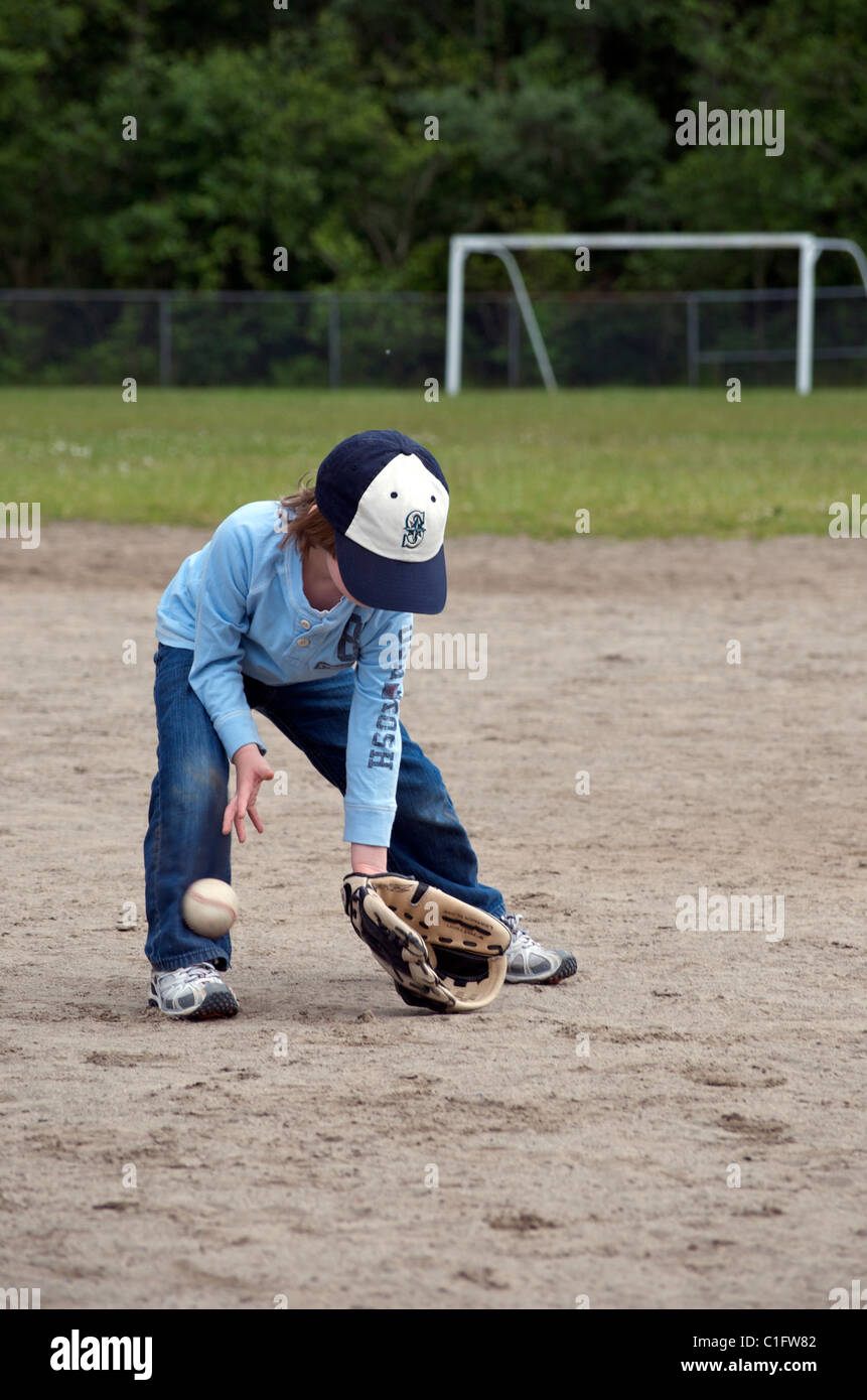 Kleiner Junge spielt baseball Stockfoto
