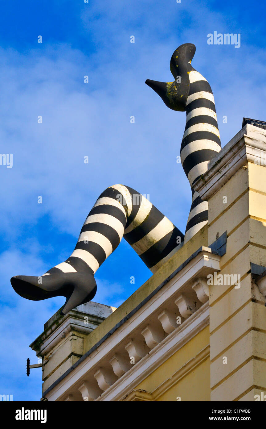 Riesige "Can Can" Beine Skulptur auf dem Dach des Herzog von Yorks Arthouse-Kino, Brighton, East Sussex, UK Stockfoto