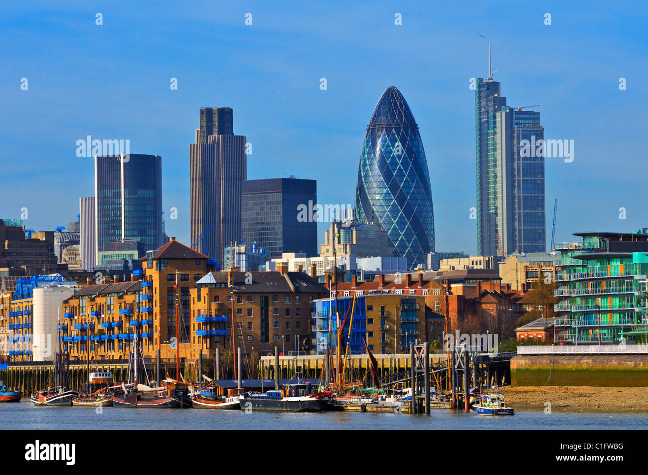 Der Londoner Skyline und Wapping gesehen von der Thames Path in Bermondsey, London, UK Stockfoto