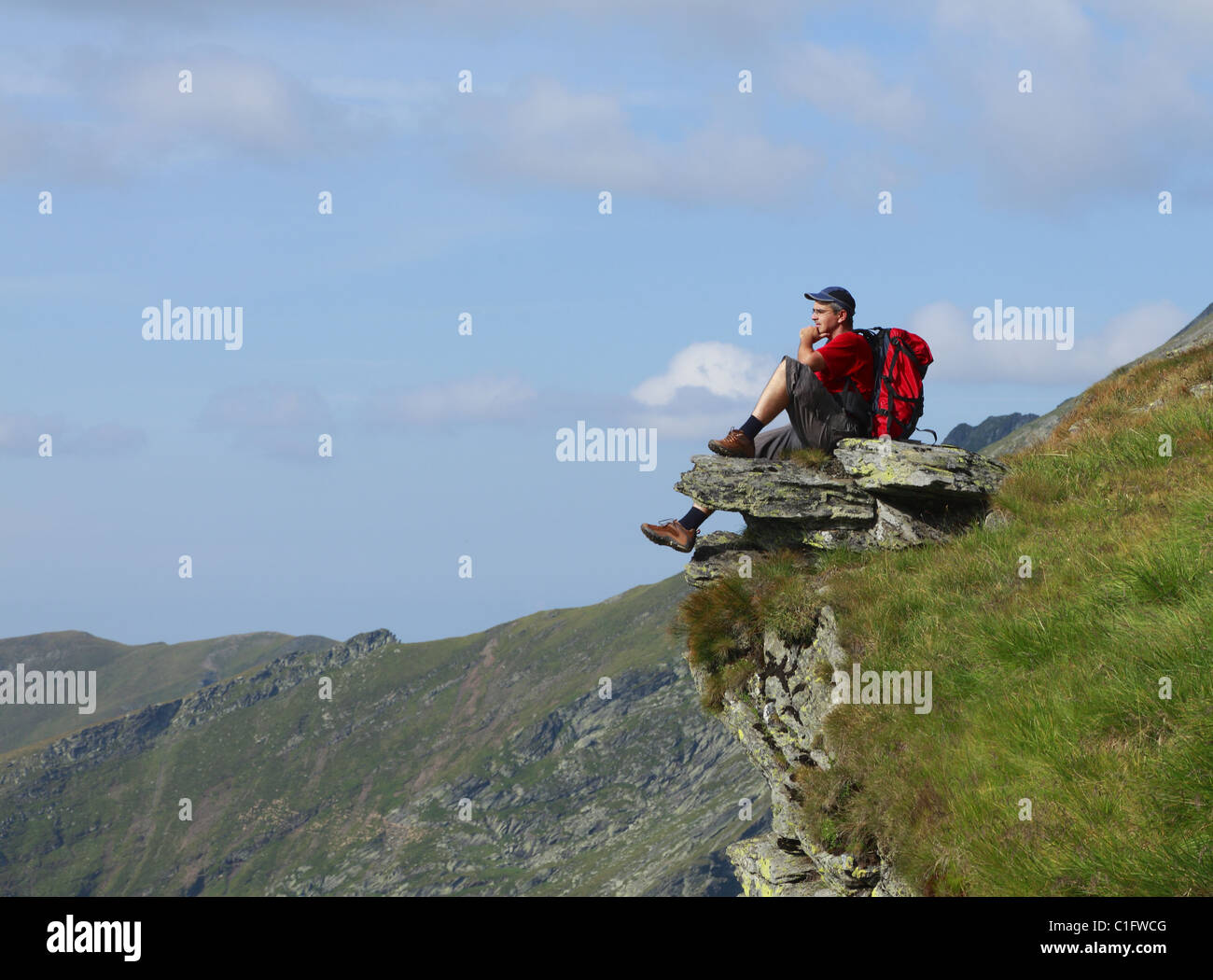 Menschen hinterfragen den Horizont in Bergen. Stockfoto