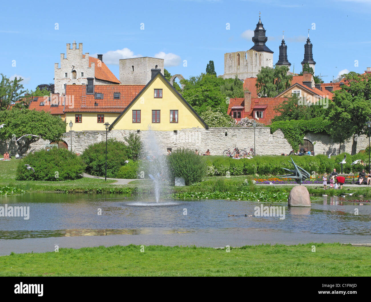 Almedalen (Standort der ehemaligen Hansestadt Hafen), Visby, Gotland, Schweden. Stockfoto