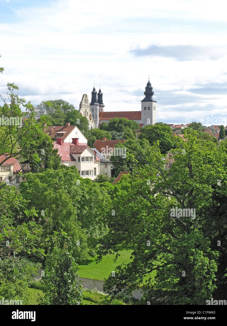 Türme der Santa Maria domkyrkan über einen offenen Bereich, Visby, Gotland, Schweden. Stockfoto