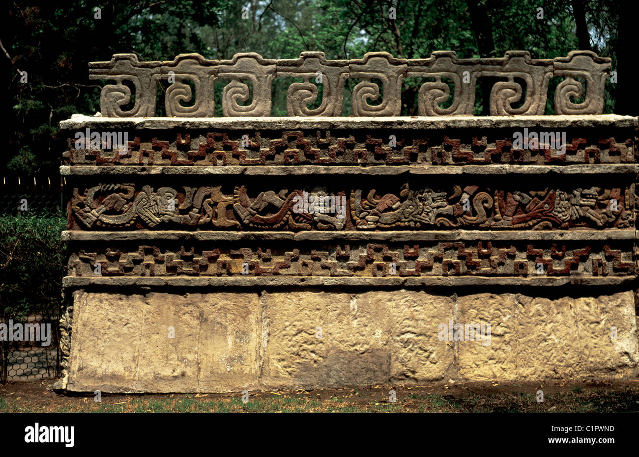 Präkolumbische Kunst. Tula. Coatepantli oder Schlange Wand. Tolteken Zivilisation. Rückseite der Tempel des Quetzalcoatl. Stockfoto