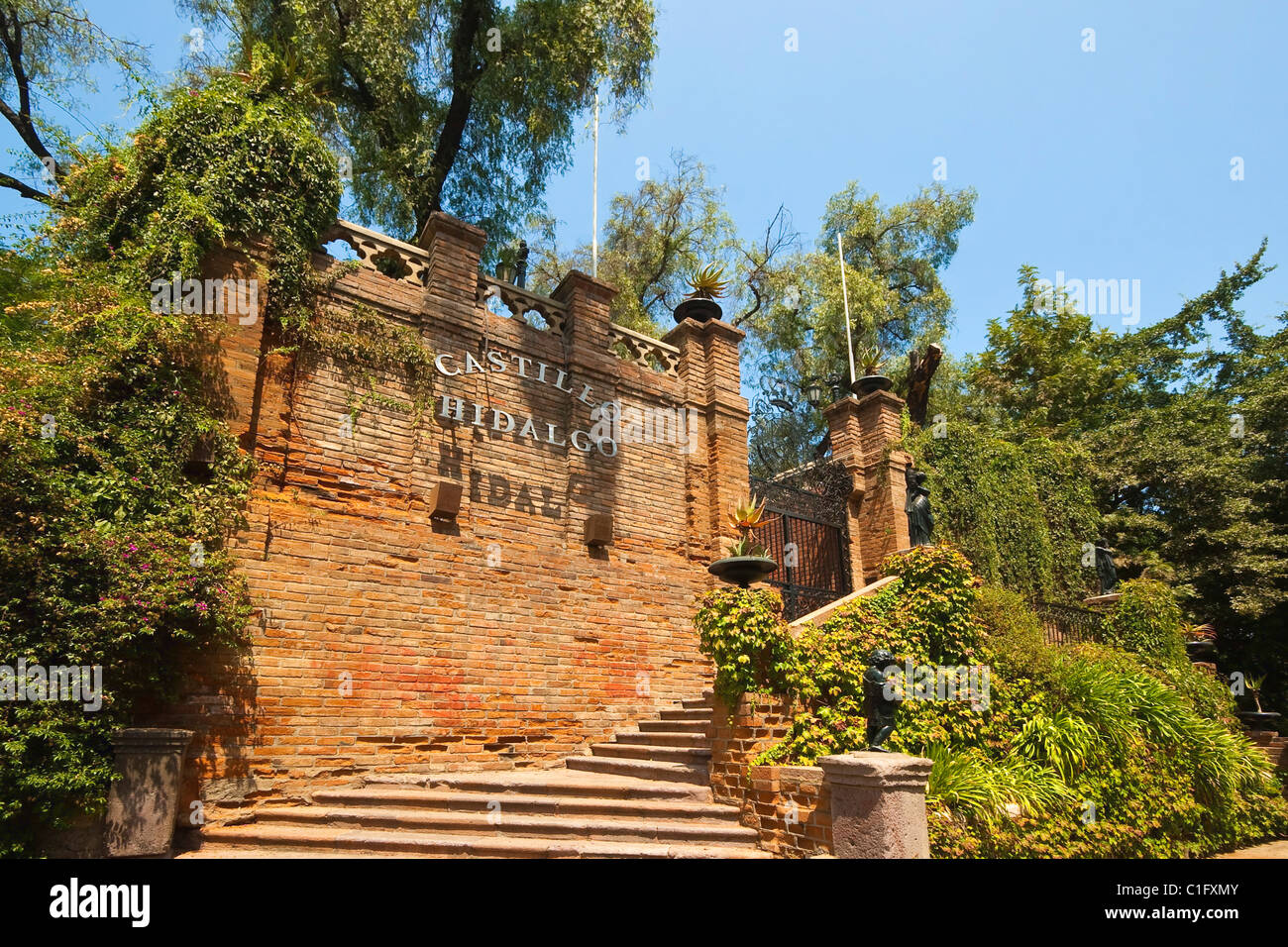 Tor zum Castillo Hidalgo, ehemals eine defensive Festung (1816) jetzt restauriert, ein Veranstaltungsort, Santa Lucia Hill, Santiago, Chile Stockfoto