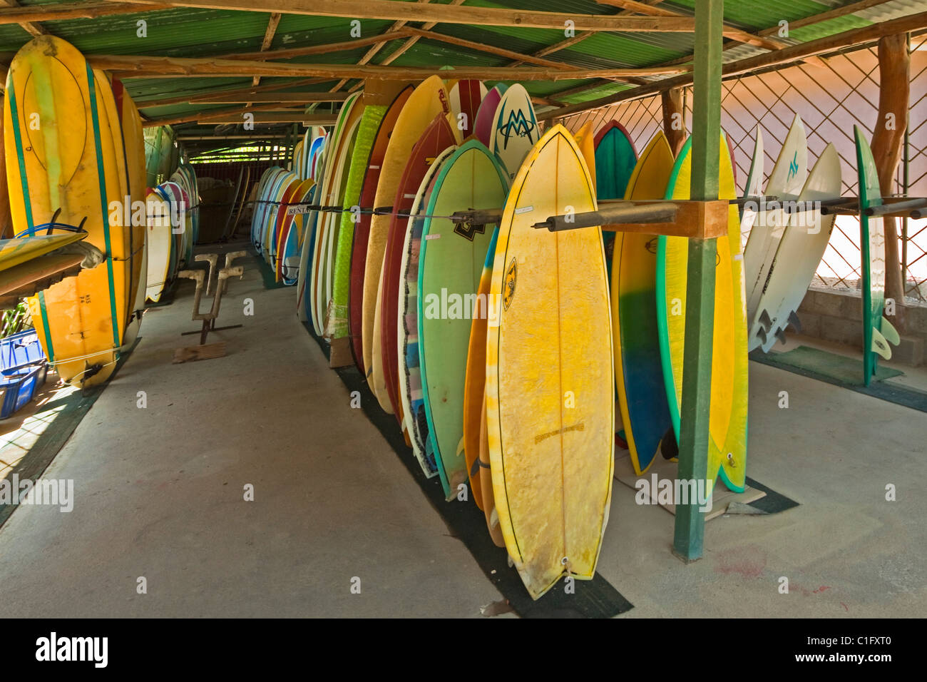 Vermietung Boards im Surfshop in der Nähe von Playa Guiones Strand auf dieser entspannten expatriate Surf-grüne Zone-Community, Nosara, Costa Rica Stockfoto