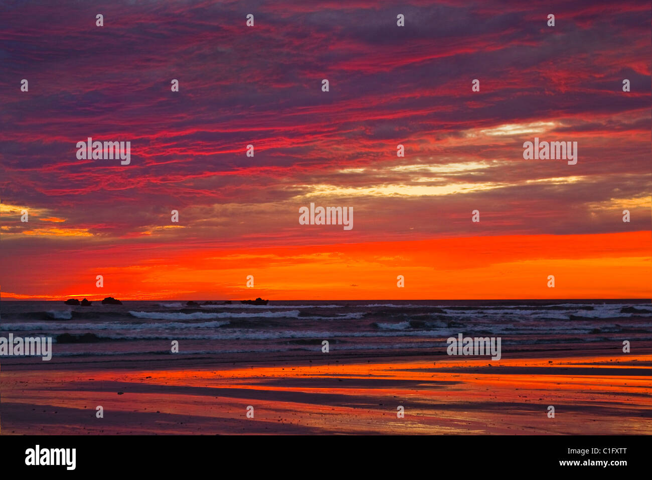 Sonnenuntergang Strand Playa Guiones Expatriate Grünzone Gemeinschaft und beliebte Surf-Break, Nosara, Costa Rica Stockfoto