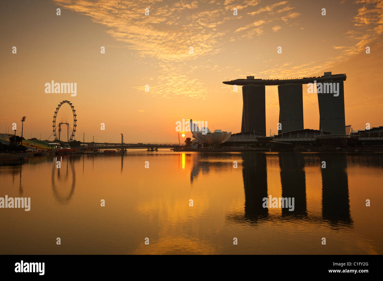 Das Marina Bay Sands Singapur im Morgengrauen.  Marina Bay, Singapur Stockfoto