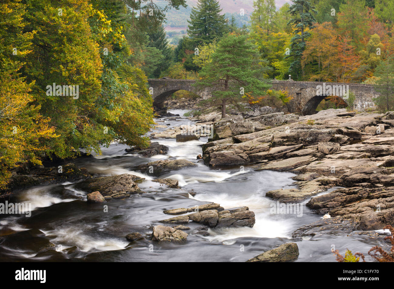 Falls of Dochart und Stein Brücke umgeben von Herbstlaub Killin, Loch Lomond und die Trossachs National Park, Schottland Stockfoto