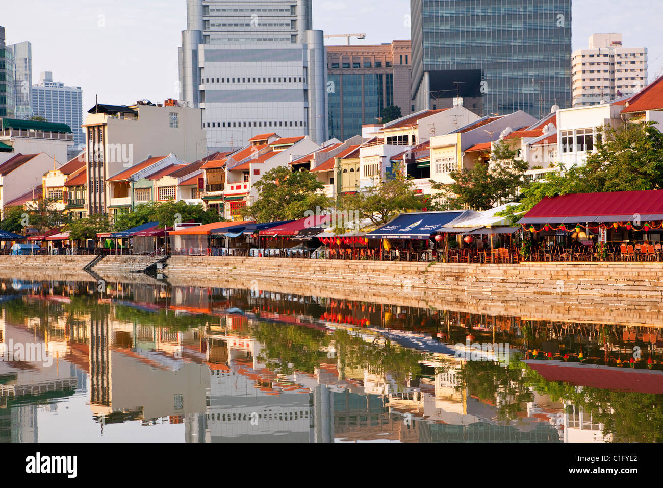 Farbenfrohe Architektur am Boat Quay - eine beliebte Bar und Restaurant Bezirk, Singapur Stockfoto