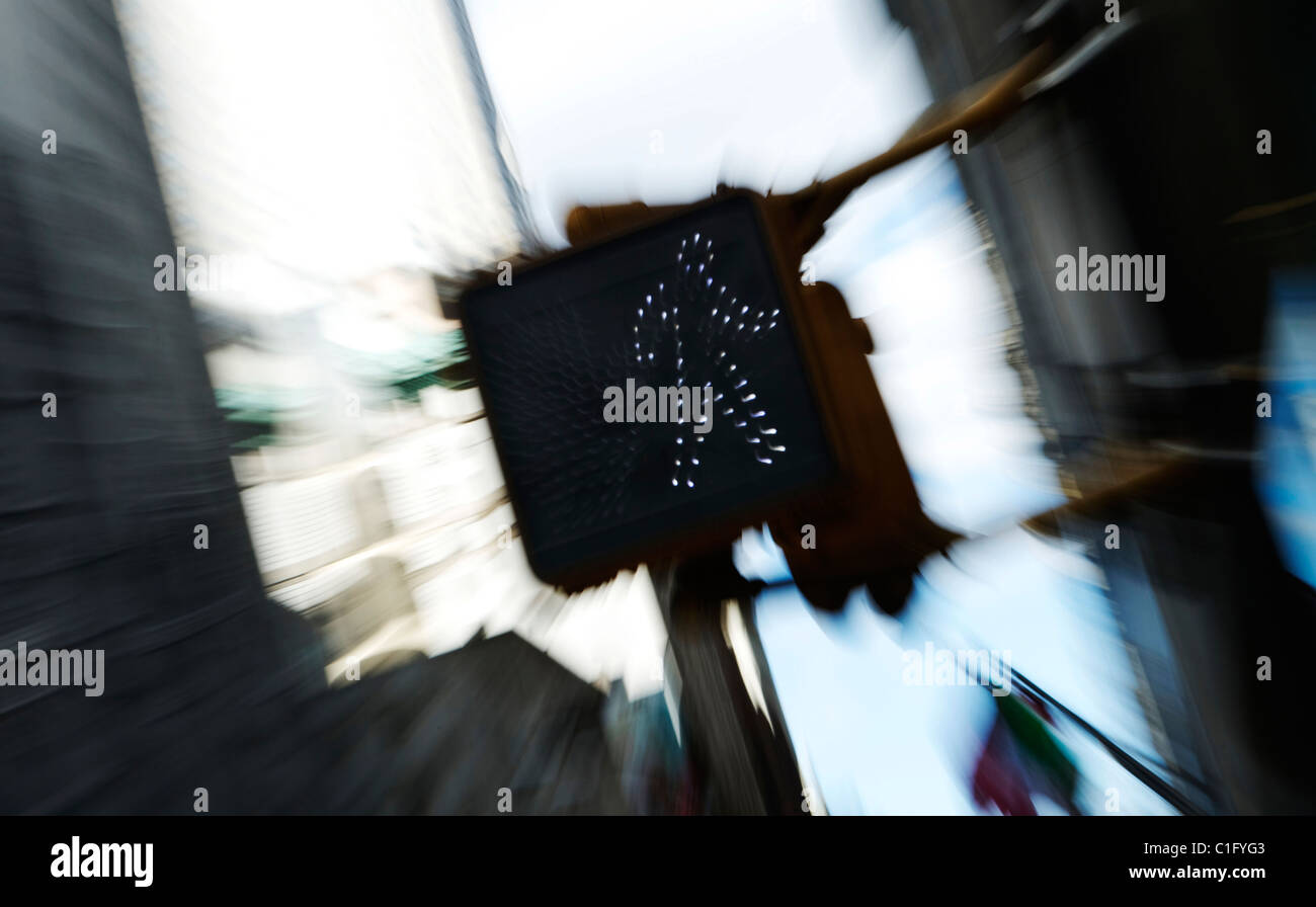 Ein Zoom auf den Fußgängerverkehr management Licht unterzeichnen in New York Stockfoto