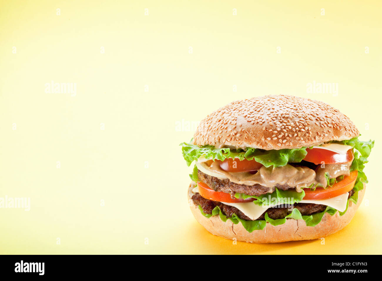 Leckere Hamburger auf gelbem Hintergrund. Stockfoto