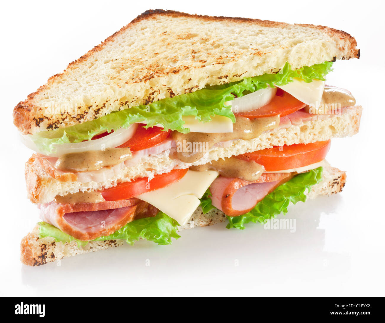 Sandwich mit Speck und Gemüse auf weißem Hintergrund Stockfoto