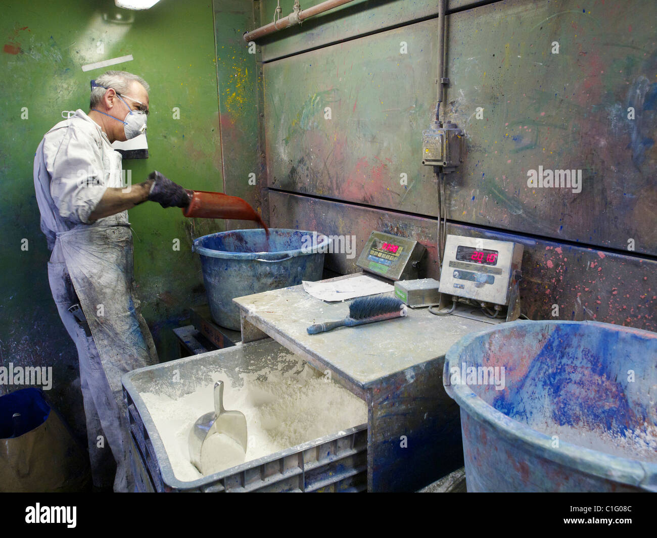 Mann Mischfarben in der Forbo-Linoleum-Fabrik in Assendelft, Niederlande Stockfoto