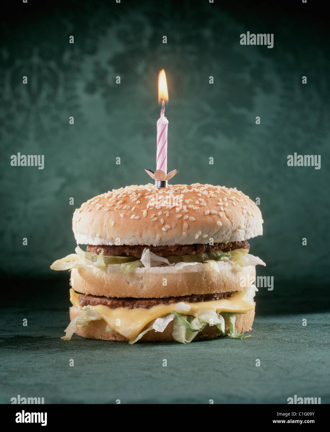 Burger mit Geburtstag Kerze Stockfotografie Alamy