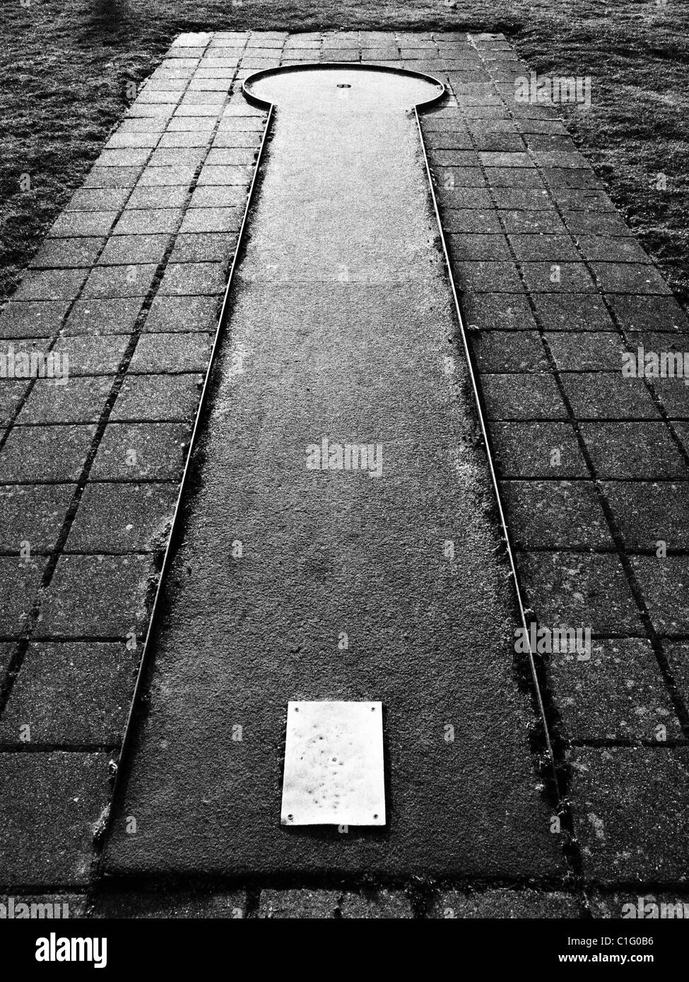 Kontrastreiche schwarz-weiß-Bild von dem einfachsten Minigolf-Platz Ziel Ziel zu erreichen Stockfoto