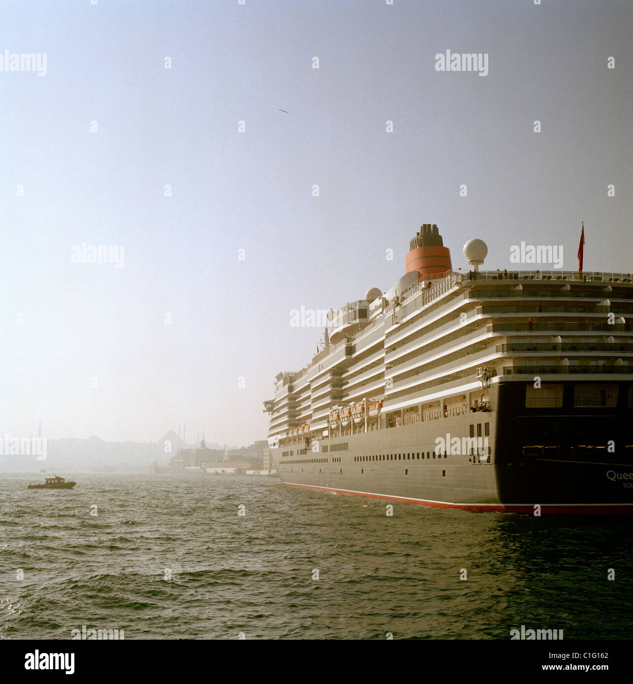 Reisen Fotografie - ein Schiff angedockt am Bosporus in Istanbul in der Türkei im Nahen Osten Asien. Boot Segeln Segeln Kreuzfahrt Urlaub Verkehr Stockfoto