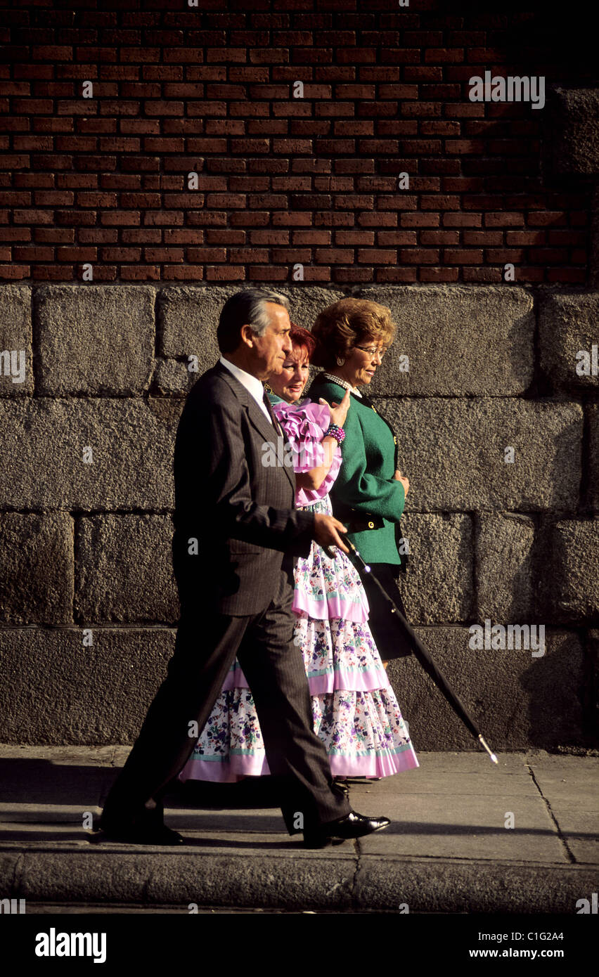 Spanien, Madrid, Frauen mit typischer Kleidung in der Nähe von Puerta del Sol Stockfoto
