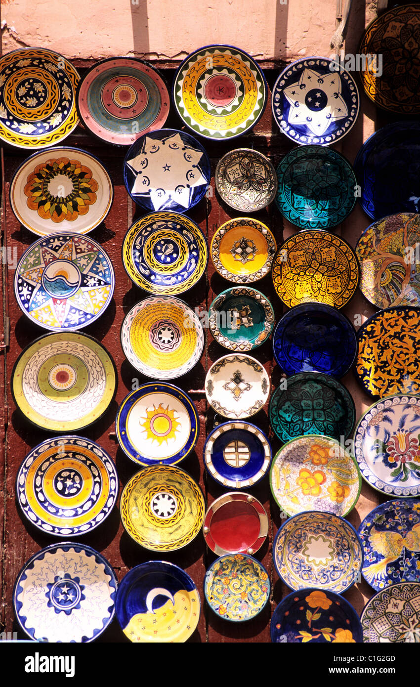 Oberen Atlas, Marokko, Marrakesch, Stand der Töpfereien und Platten dekoriert in der medina Stockfoto