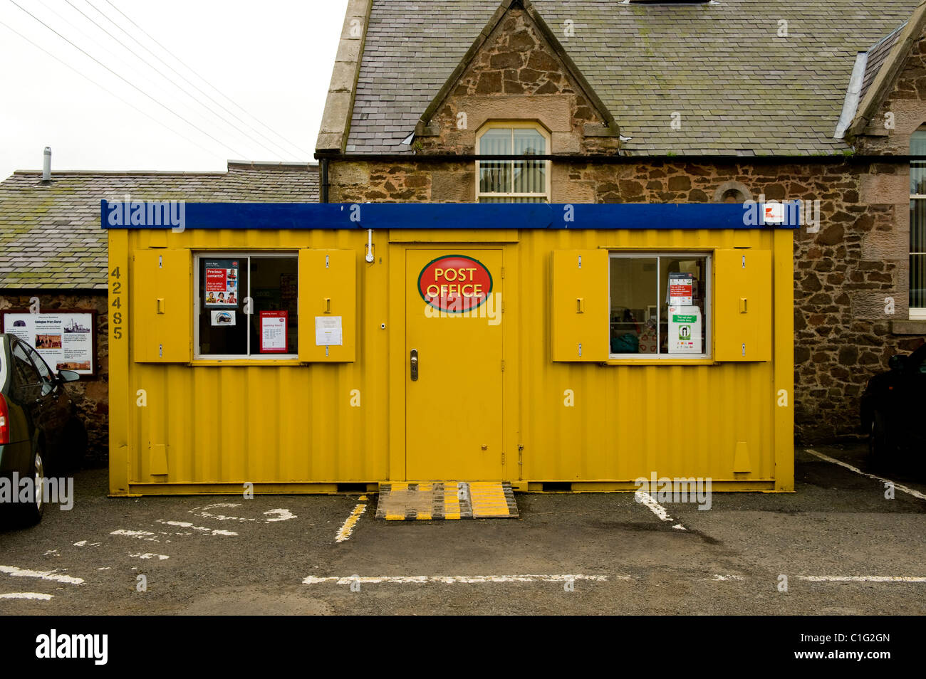 Post in Gelb tragbarer Behälter Gebäude, Coldingham, Schottland Stockfoto