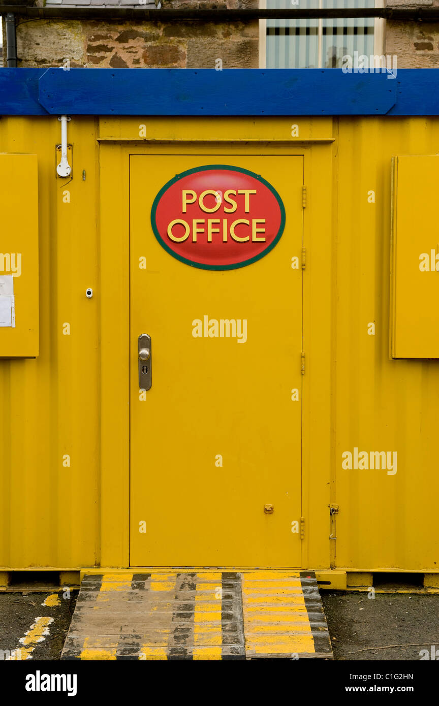 Gelbe Post Bürotür, Coldingham UK Stockfoto