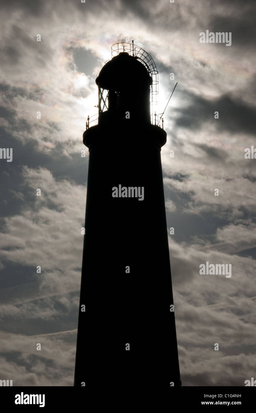 Die Laterne des Leuchtturms am Portland Bill in Dorset, England, gegen die Sonne. Stockfoto