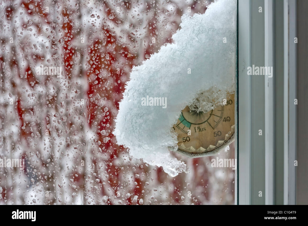 Thermometer auf Fenster Stockfoto